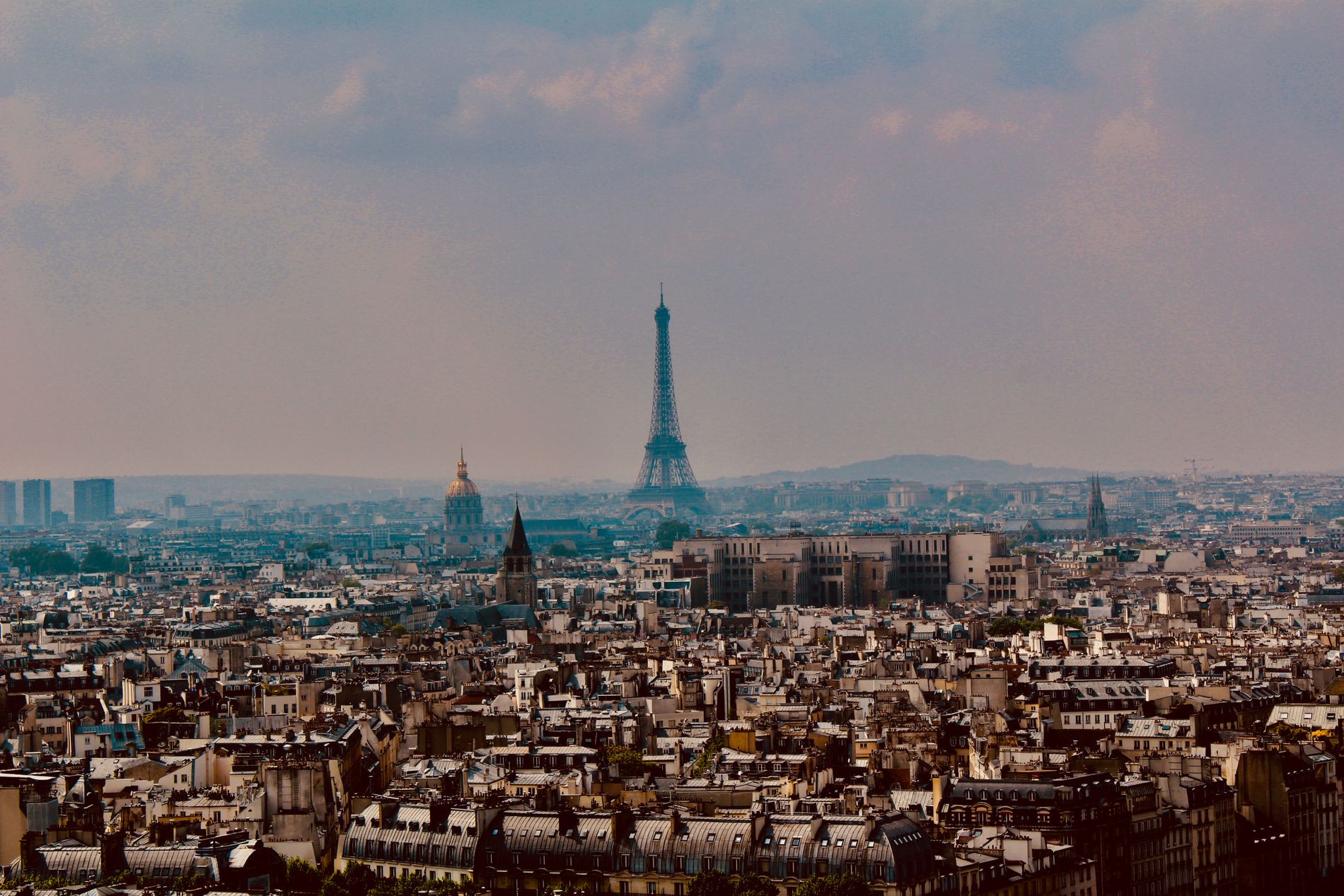 Vue sur les toits de Paris et la tour Eiffel