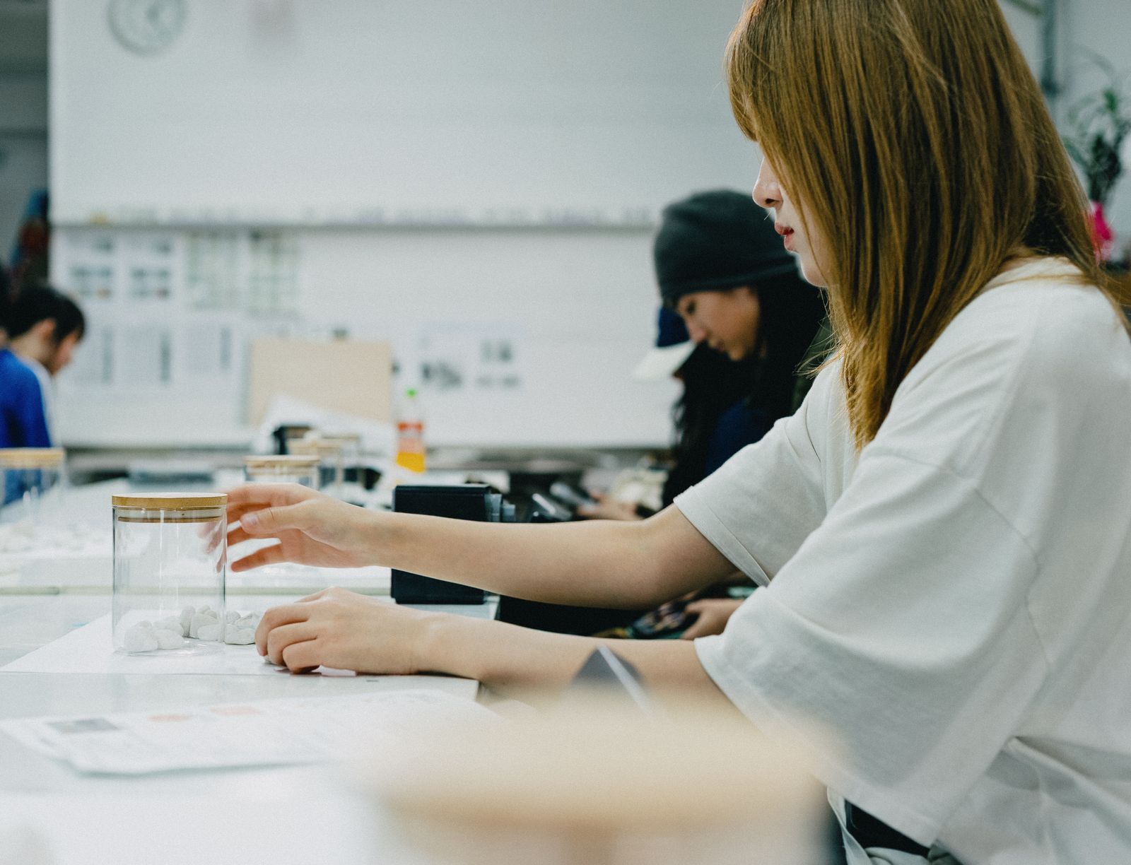 Étudiants en atelier de maquette